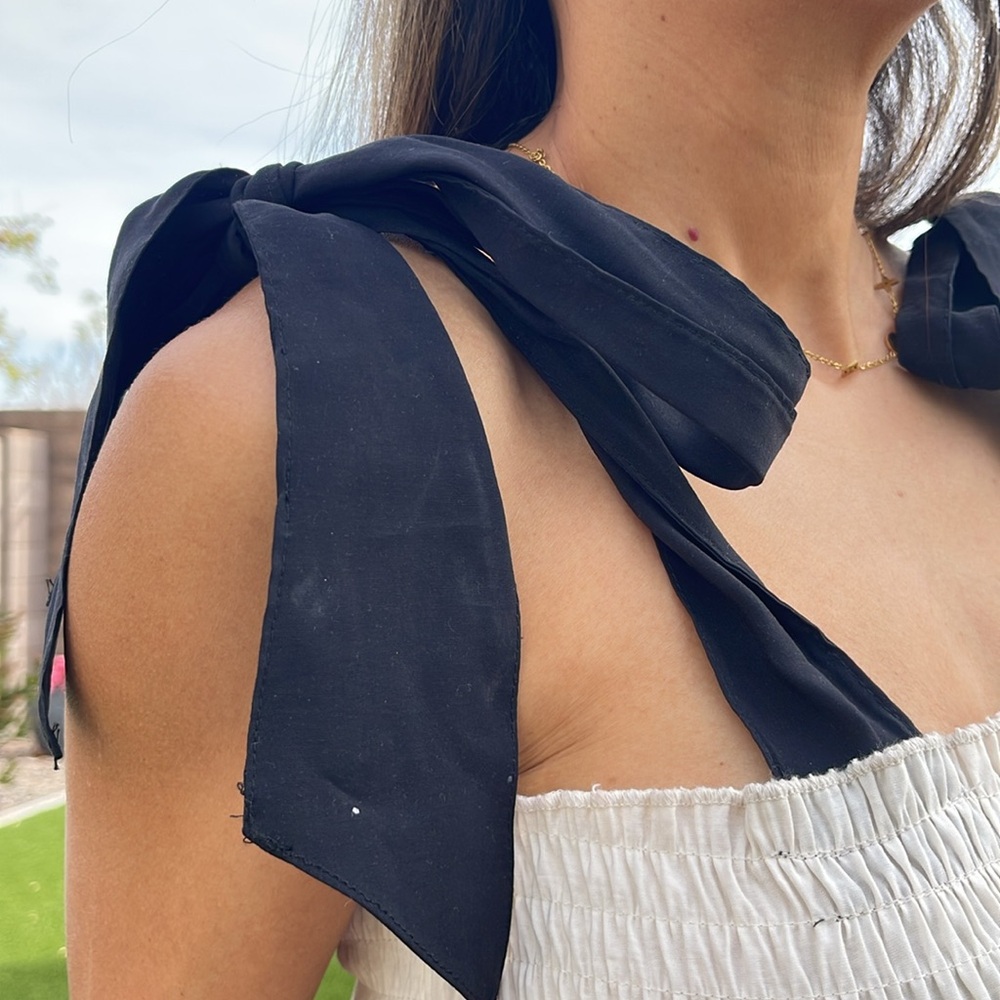 Shoulders Ribbons Top - Picture 4 of 5